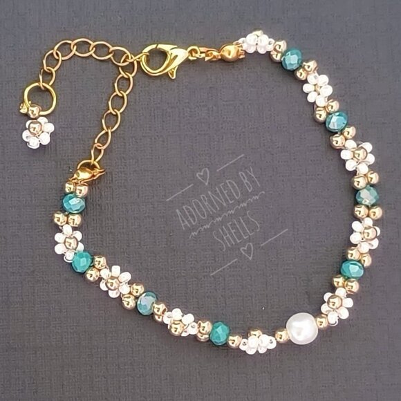 Floral Daisy Beaded Handmade Bracelet, Minimalist Stainless Steel Gold Accessory - Picture 9 of 9